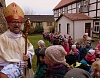 Eine ganze Schule wartet vor St. Nicolai Eine ganze Schule wartet vor St. Nicolai