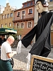 Luther bekommt zur Stärkung einen Lutscher von einem Wirt geschenkt Luther bekommt zur Stärkung einen Lutscher von einem Wirt geschenkt