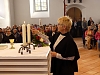Der Altar wird geweiht - Andrea Patze entzündet die Altarkerzen mit dem Licht der Osterkerze Der Altar wird geweiht - Andrea Patze entzündet die Altarkerzen mit dem Licht der Osterkerze