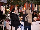 Bastelbude mit handgefertigten Waren und Angeboten aus dem Eine-Welt-Laden (Foto: Sabine Wegner)
