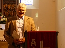 Stephan Domann vom Kirchbauverein Wülfingerode überbringt Grüße von Kirchbauverein zu Kirchbauverein (Foto: Regina Englert)