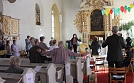 Mit freien Bänken, viel Abstand und familienweiser Sitzanordnung funktioniert auch Familienkirche in Coronazeiten (Foto: KG Bleicherode)