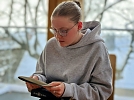 Tabea Stietzel liest eine der Frauenberichte (Foto: Regina Englert)