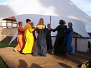 Die Damen schwingen das Tanzbein zu mittelalterlichen Melodien (Foto: R. Englert)