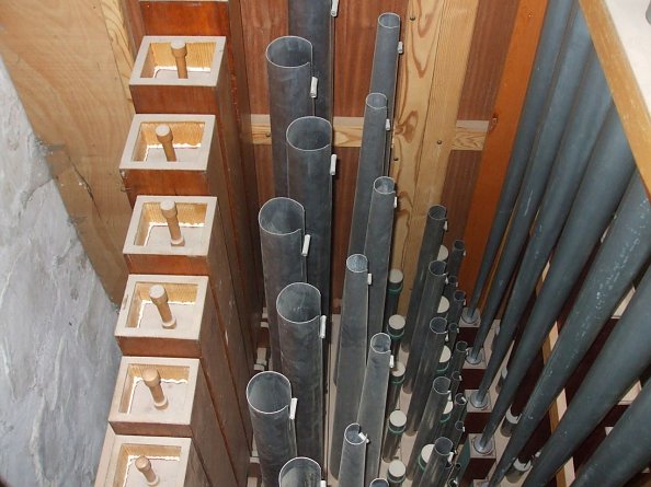 Die staubige Schuster-Orgel (Foto: M. Kremzow)