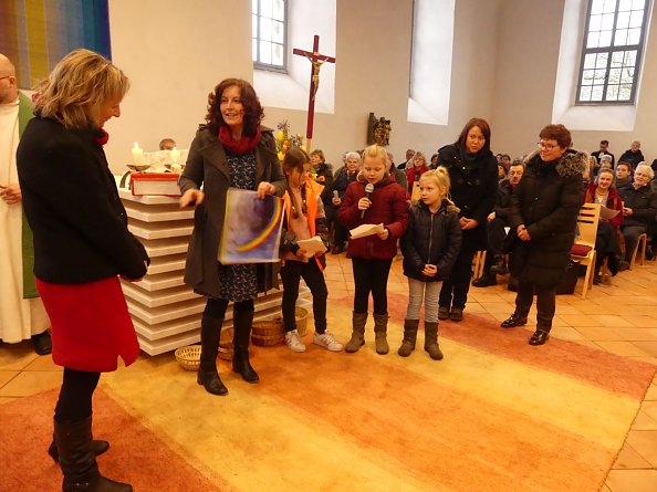 Die Gemeindepädagogin Diana Wand hat mit Kindern, Katharina Schmolke und Ines Delert etwas für Kerstin Müller vorbereitet Die Gemeindepädagogin Diana Wand hat mit Kindern, Katharina Schmolke und Ines Delert etwas für Kerstin Müller vorbereitet