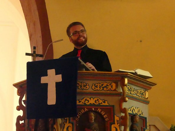 Lektor Christopher Bischoff darf als erster predigen (Foto: Regina Englert)