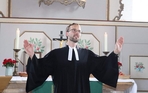 Pfarrer Michael Steinke beim Gottesdienst in Elende 2019 (Foto: Regina Englert)