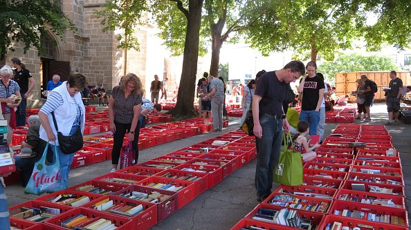 Büchermarkt an der Blasiikirche (Foto: F. Tuschy)