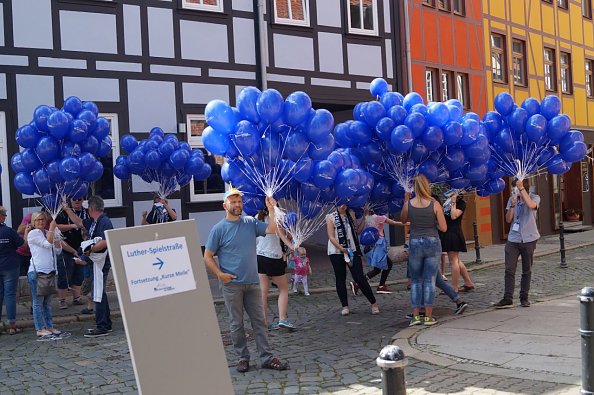 Anlässlich des 500. Reformationsjubiläums sollten zahlreiche Ballons mit "Mutmach-Sprüchen", die die Gottesdienstbesucher formuliert hatten in den Himmel geschickt werden Anlässlich des 500. Reformationsjubiläums sollten zahlreiche Ballons mit "Mutmach-Sprüchen", die die Gottesdienstbesucher formuliert hatten in den Himmel geschickt werden