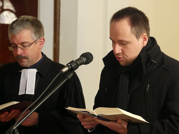 Florian Zobel und Superintendent Schwarze beim Kirmesgottesdienst in Wüllfingerode (Foto: R. Englert)