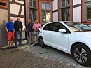 Thomas Koch (Geschäftsführer Firma Koch), Martin Wurzbacher (technischer Leiter Intrasol), Dr. Uwe Krieger (Präses) sowie Superintendent Andreas Schwarze mit dem Ladestecker (Intrasol)
