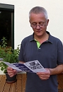Dr. Uwe Krieger, Präses der Kreissynode, mit dem neuen Flyer (R. Englert)