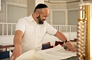 Rabbiner Yaacobov mit dem ersten Blatt der neuen Tora f&uuml;r die Synagoge Erfurt (c) Alice End (Alice End)