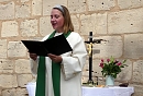 Pfarrerin Annegret Steinke predigte 2020 auf der Kirchwiese (R. Englert)