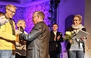 Superintendent Andreas Schwarze überreicht den Justus-Jonas-Preis stellvertretend für die vielen Mitstreiter an Sebastian Schimmel.  (Regina Englert)