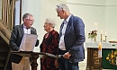 Anneliese Blacha mit Superintendent Andreas Schwarze und Stephan Domann (Regina Englert)