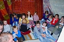 Gespannt warten die Kinder auf die Geschichten von Märchenonkel Ralf (Lippold).  (W. Fromm)
