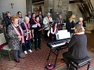 Der Chor mit Viola Kremzow (Foto: R. Englert)