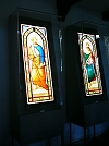 Glasmalereien in den Vitrinen (Foto: Nikolaus Flämig )