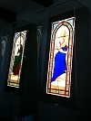 Glasmalereien in den Vitrinen (Foto: Nikolaus Flämig)