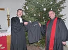 Superintendent A. Schwarze überreicht Pfr. N. Flämig ein Polohemd mit dem Aufdruck "Luthers Freunde - Nikolaus! (Foto: G. Mühlhaus)