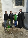 Konfirmation in Bielen - die Konfrmanden pflanzten eine Weide zur Erinnerung an ihre Konfirmandenzeit (Foto: St. Martin & Johannes Bielen)