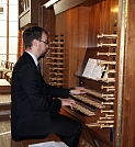 Kreiskantor Michael Kremzow an der Orgel (Foto: R. Englert)