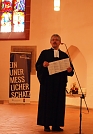 Superintendent Andreas Schwarze mit dem neuen Flyer "12 Schritte zum Reformationsjubiläum" (Foto: R. Englert)