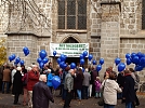 Während vor der Kirchentür die Ballons ihre Freunde finden (Foto: R. Englert)