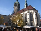 Schloßkirche Wittenberg, davor Markttreiben (Foto: Claus Conrad)