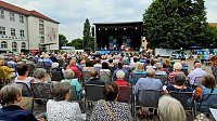 Viele, viele Menschen ließen sich zum Gottesdienst einladen (Regina Englert)