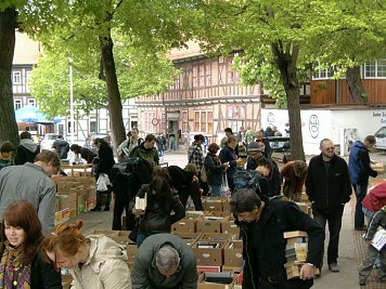 Gewimmel auf dem Büchermarkt (Foto: Frank Tuschy)