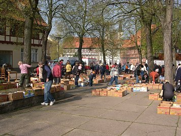 Kirchplatz mit Büchern (Foto: Tuschy)