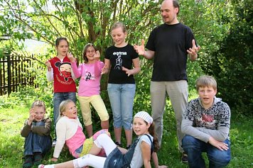 Kantor Carsten Mieseler mit Kindern (Foto: Mieseler)