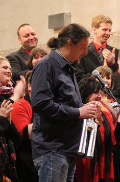Christoph Zschunke wird vom Gospelchor in der Blasii-Kirche begrüßt (Foto: Sophie Bornschein)