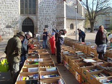 Büchermarkt vor der Blasii - Kirche (Foto: Neitzke)