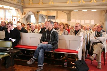 Dem multimedialen Vortrag zur bewegten Geschichte der Bleicheröder Glocken lauschten zahlreiche Besucher.  (Foto: Sylvia Spehr)
