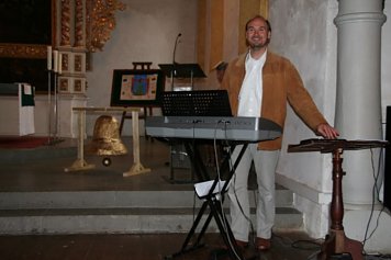 Mit volltönender Musik umrahmte Carsten Miseler den interessanten Vortrag zur Geschichte der Bleicheröder Glocken.  (Foto: Sylvia Spehr)