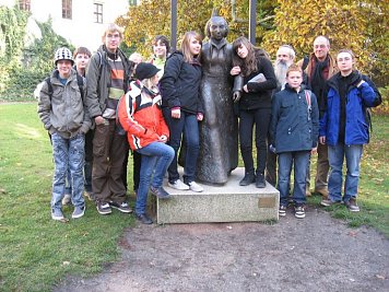 Gruppenfoto vor dem Lutherhaus, Wittenberg: Katharina v. Bora (Foto: Claus Conrad)