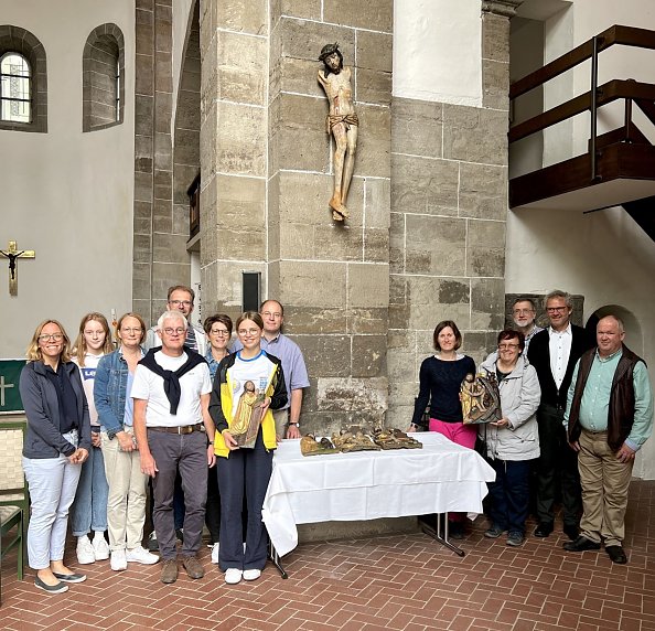 Große Freude über die Rückkehr des restaurierten Kruzifix in der Frauenberggemeinde (Foto: Steffen Mund)