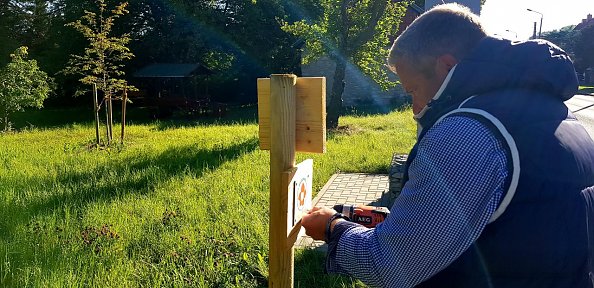 Ortschaftsbürgermeister Magnus Englert bringt die neuen Wegschilder in Elende an (Foto: Regina Englert)