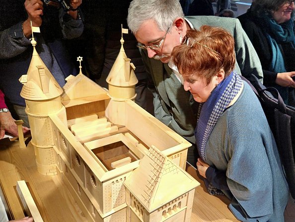 Superintendent Andreas Schwarze und Kathrin Schwarze am Modell der ehemaligen Bleicheröder Synagoge  (Foto: Regina Englert)