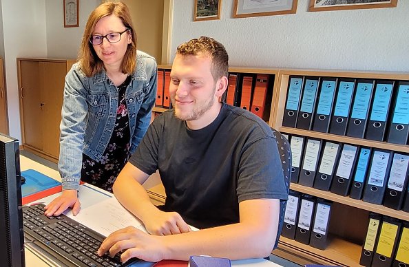 Katja Ehrhardt und Yannick Hund an seinem Arbeitsplatz im Kreiskirchenamt (Foto: R. Rüdiger)