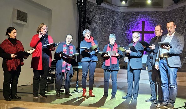 Die musikalischen Gestalter*innen des Abends beim Einsingen (Foto: Regina Englert)