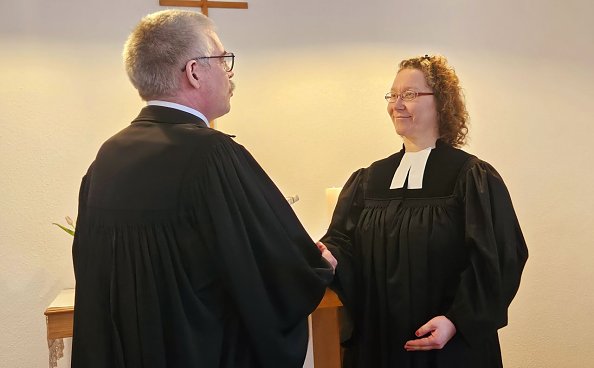 Superintendent Andreas Schwarze begrüßt Pfarrerin i.E. Esther Coblenz  (Foto: Regina Englert)