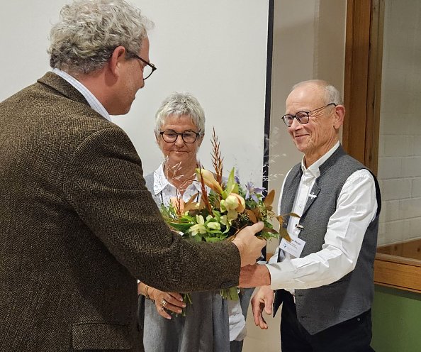 Der Stellvertretende Superintendent Klemens Müller gratuliert Andreas Weigel und Gerda Leidel (Foto: Regina Englert)