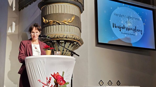 Eva Lange hält die Laudatio für das Frauenteam (Foto: Regina Englert)