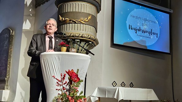 Superintendent Andreas Schwarze hält die Laudatio für die LICHTwege (Foto: Regina Englert)