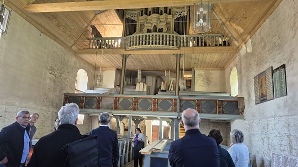 Besichtigung der Kirche (Foto: Dr. Gabriele Ru&szlig;)